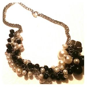 White & black pearl-like with flowers necklace